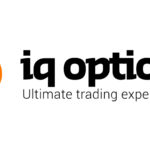 Il logo di Iq Option su sfondo bianco